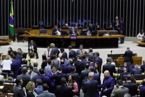 Deputados defenderam suspensão pois decreto permitia contratação de estatais sem licitação Fonte: Agência Câmara de Notícias