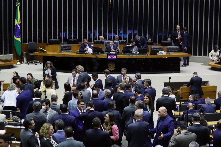 Deputados defenderam suspensão pois decreto permitia contratação de estatais sem licitaçãoFonte: Agência Câmara de Notícias